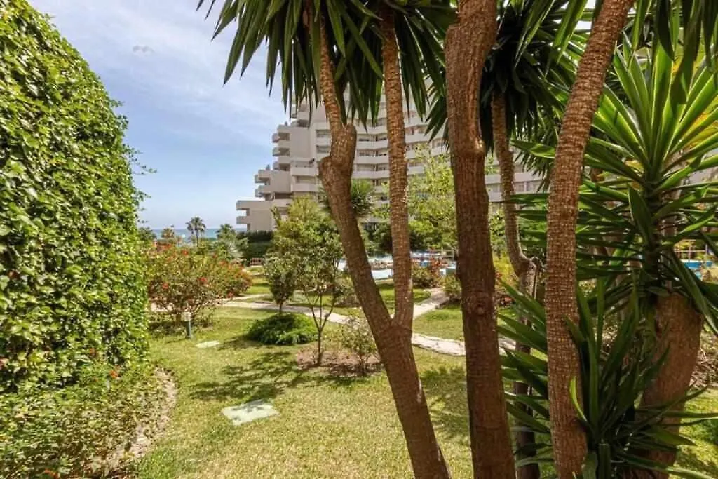 Apartamento 797 Holiday Rentals- Precioso piso con vistas al jardin en Benalbeach Benalmádena